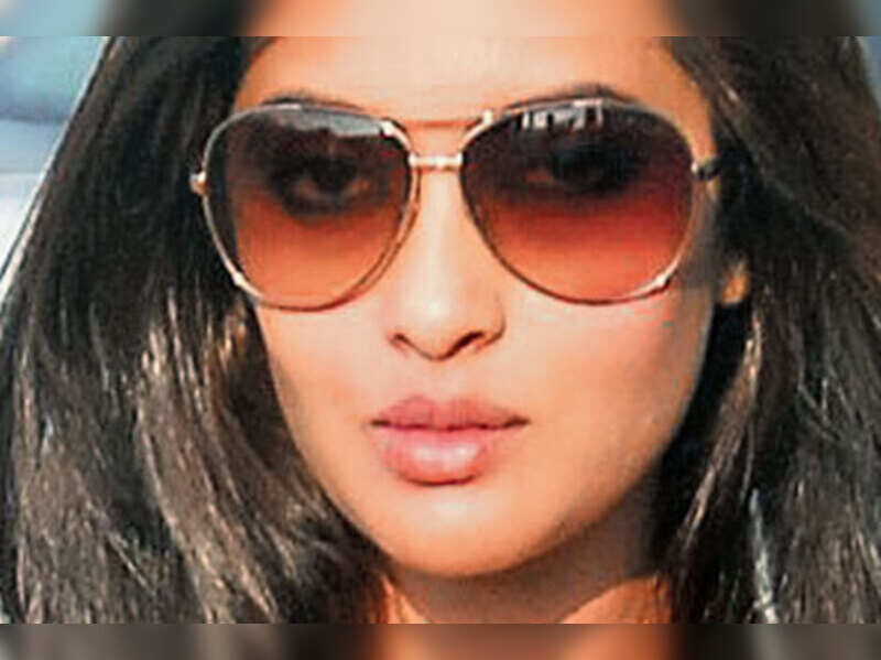 Riya Sen wishes Salman Rushdie on b'day | Bengali Movie News - Times of ...