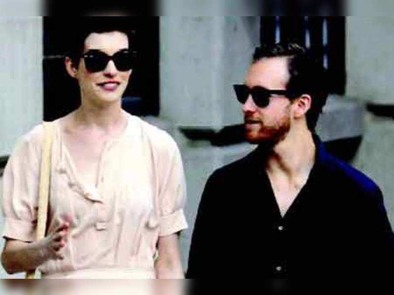 Anne Hathaway’s baby bump visible