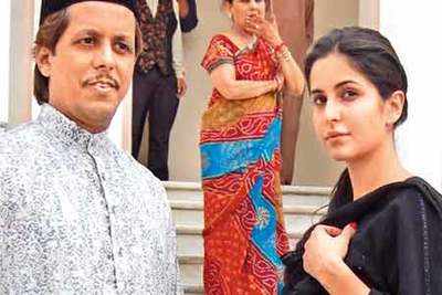 Katrina visits Ajmer dargah, ignores ban