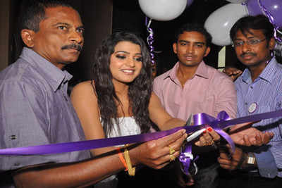 Tashu Kaushik launches a Spa at Attapur in Hyderabad