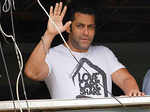 Salman greets his fans on Eid