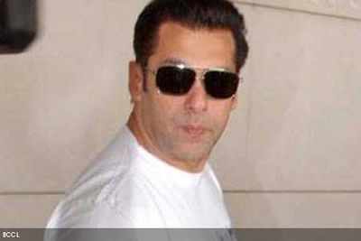 Salman Khan rocks the stage for Preity Zinta
