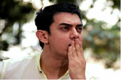 Aamir Khan keeps his promise, to leave for Haj with mother on Friday