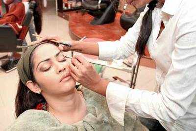 Clean & Clear Lucknow Times Fresh Face 2012 finalist get a makeover at Dolly Rastogi’s salon