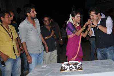 Asin brings in her birthday on the sets of 'Khiladi 786'