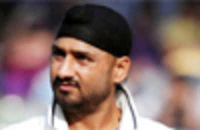 Spectator ejected after abusing Harbhajan Singh