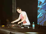 DJ Hardwell performs live!