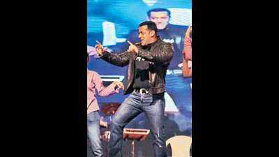 Salman Khan promotes 'Dabangg 2' entertains the crowd in Hyderabad