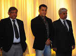 Salman meets Delhi Police martyr's kin