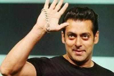 Salman Khan's fans converge at Bandra court to see him