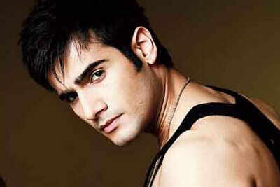 Karan Tacker walks the ramp with Bollywood actresses