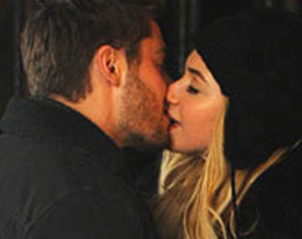 
Zac Efron kisses Imogen Poots on 'Dating' set!
