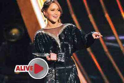 Watch Jennifer Lawrence come Alive as she attends the People’s Choice Awards