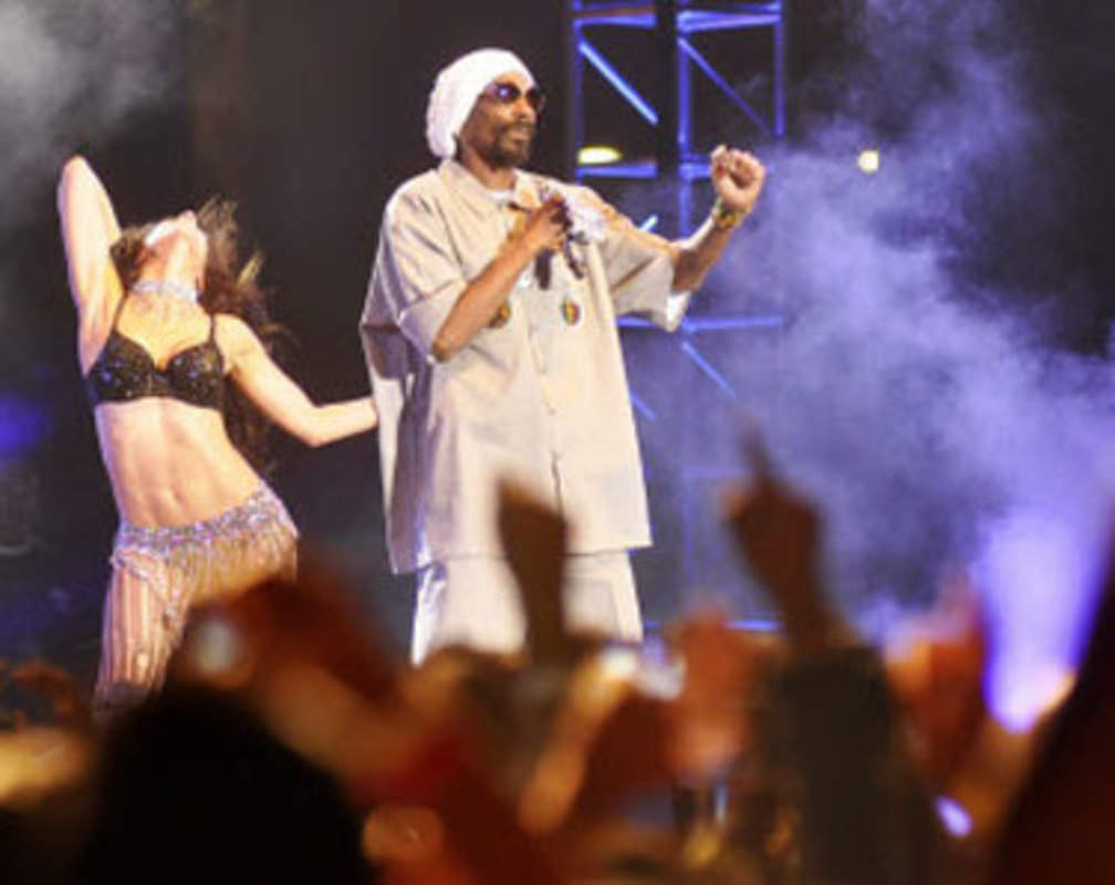 
Snoop Dogg parties with Bollywood
