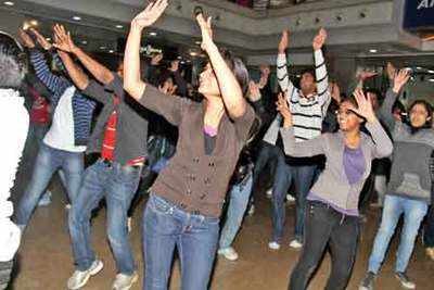Flash mob organized by IIMians in Lucknow to promote upcoming management fest MANFEST 2013