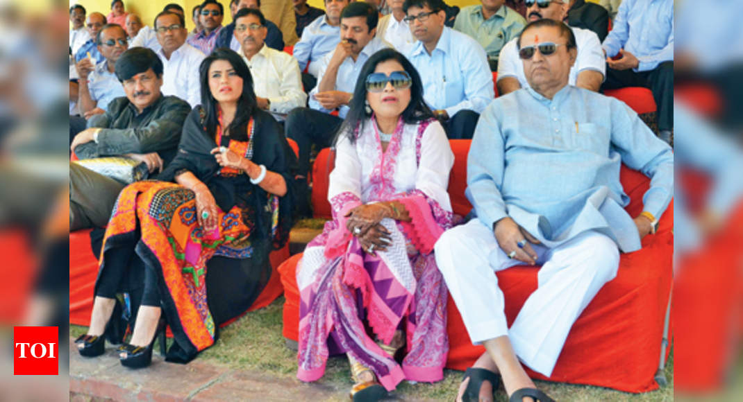 Asiklal Manikchand Dhariwal hosted a house-warming party | Regional