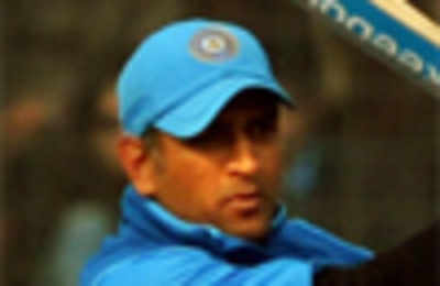 Criticising Dhoni is like questioning Sachin's ability: Coach