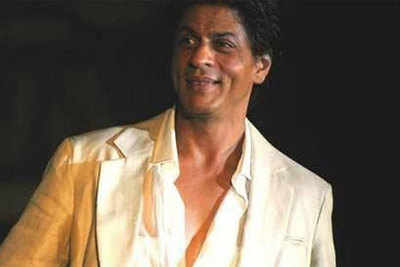 SRK keeps commitments despite shoulder pain relapse