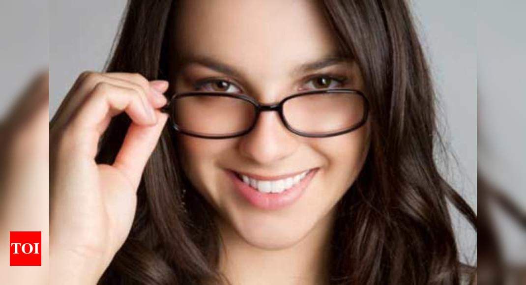 6 Ways to LOOK CUTE with GLASSES!