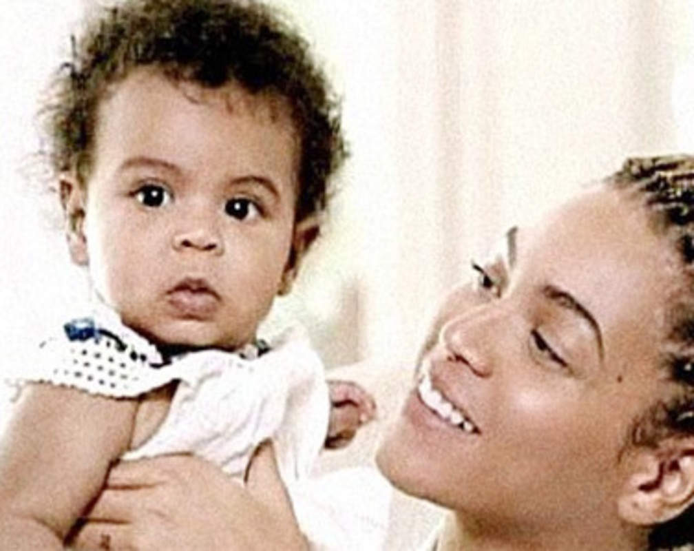 
Beyonce Knowles reveals Blue Ivy's face
