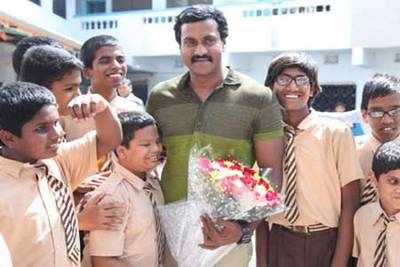 Sunil celebrates birthday with blind children
