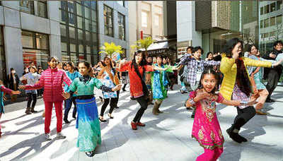 Flash mob on Om Shanti Om songs in Japan
