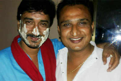 Bhojpuri actor, Sanjay Pandey celebrates birthday on the sets in Bihar