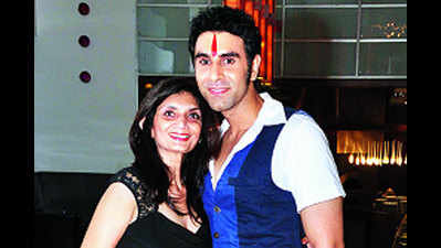 Sandip Soparrkar’s troupe performs at this do in Pune