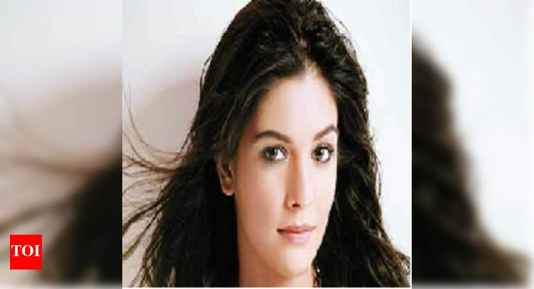 Post Lakhon Mein Ek, Pooja Gor hosts Savdhaan India - Times of India