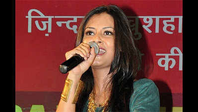 Singer Torsha Sarkar, of Indian Idol 4 fame performs at this pre-holi bash in Raipur