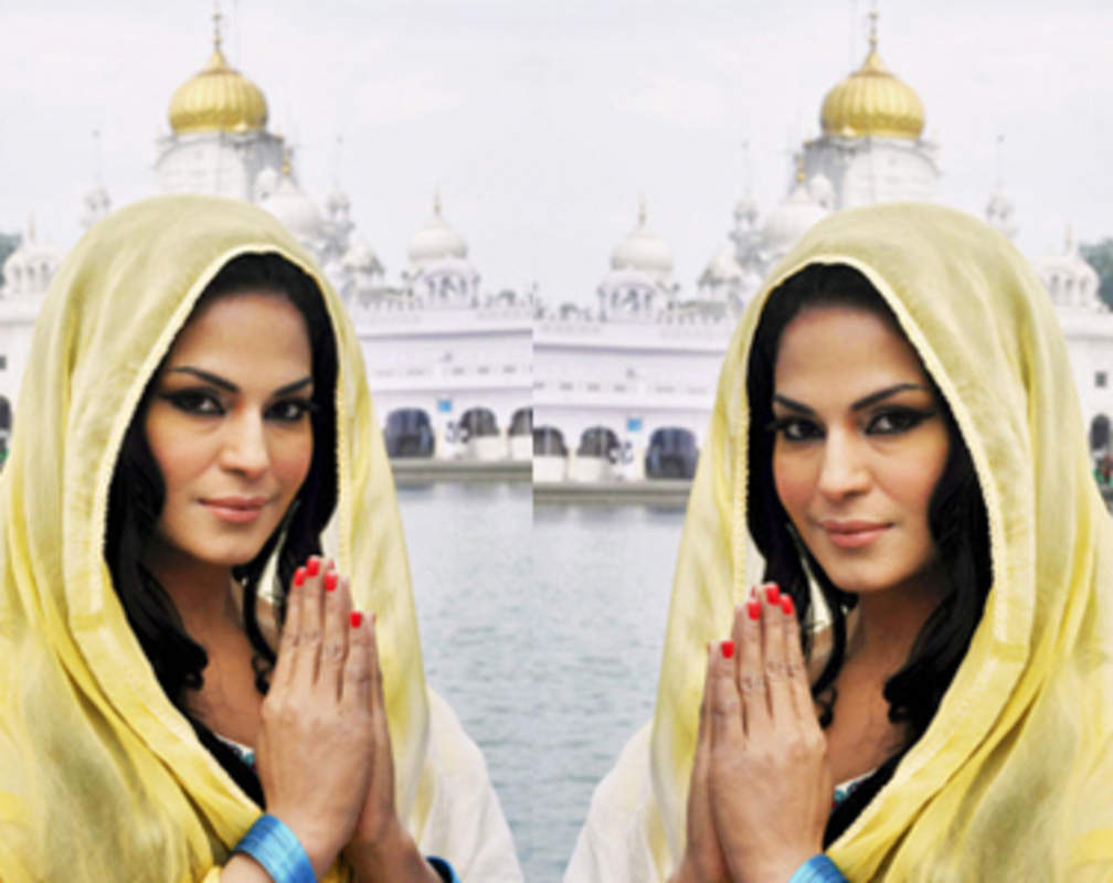 
Veena Malik prays at Gurudwara
