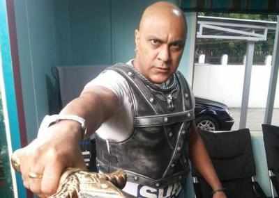 Baba Sehgal learning sword fighting