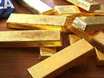 Gold falls to 10-month low on sustained selling