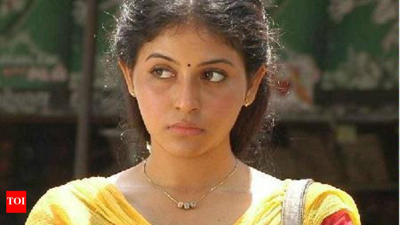 Actress Anjali alleges harassment by Mom | Tamil Movie News - Times of  India