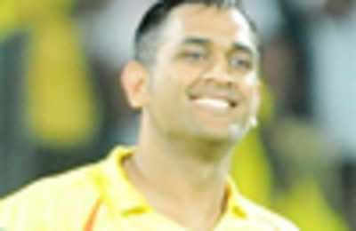 Dhoni does it again as Chennai beat Hyderabad by 5 wickets