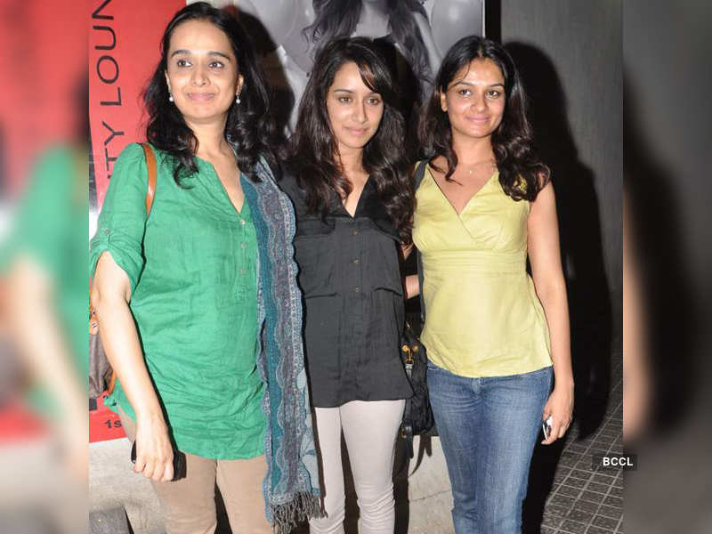 Gorgeous gals, Shivangi Kapoor with daughter Shraddha and sister ...