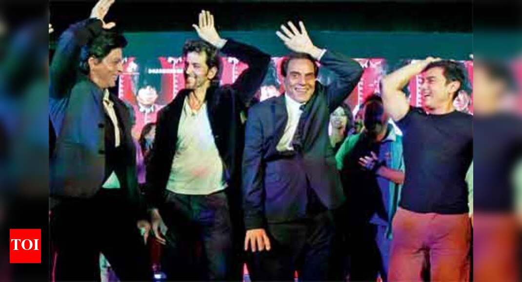 Aamir Khan lets Shah Rukh Khan enjoy the spotlight | Hindi Movie News ...