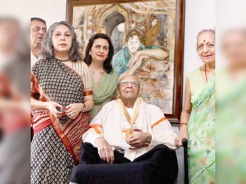 Bollywood veteran actor Pran Krishan Sikand with his family after being ...