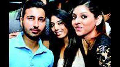 Party peeps party hard at Underground, The HHI in Kolkata