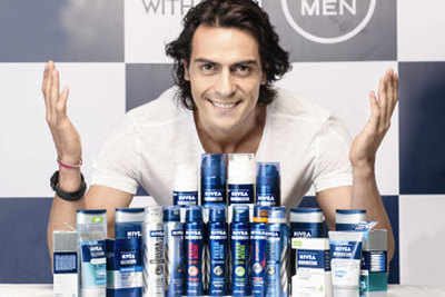Arjun Rampal gives grooming tips to youngsters at an event in Mumbai