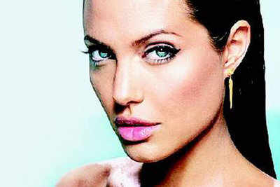 Post surgery, topless Jolie art to be auctioned