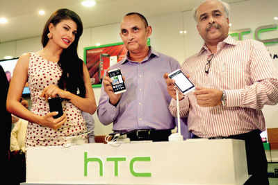 Jacqueline Fernandez introduces the new HTC One alongwith Faisal Siddiqui, country head in Delhi