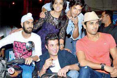'Fukrey' team organized a party for student in Mumbai to promote their film