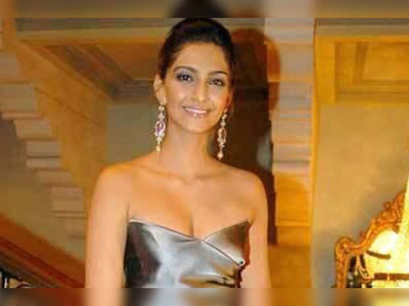 800px x 599px - Sonam Kapoor charged only Rs 11 for 'Bhaag Milkha Bhaag' | Hindi Movie News  - Times of India