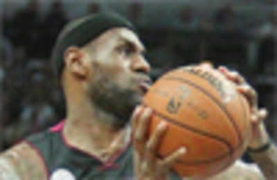 Miami Heat singe Spurs to level Finals at 2-2