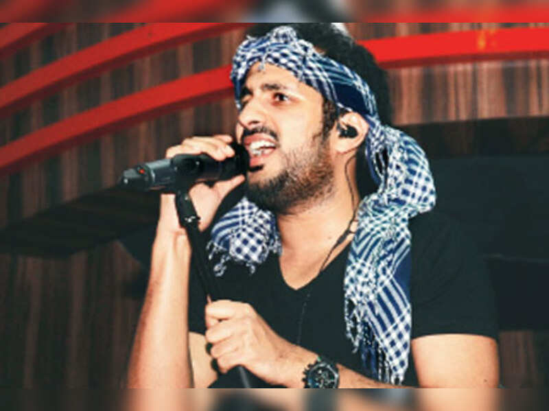 Suryaveer Hooja Band Ehsaas Performs At Striker Alongwith A Jam 