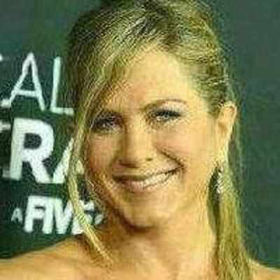 Aniston not to move to New York with Theroux?