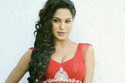 Veena Malik injured on the set of Silk Sakkath Hot Maga