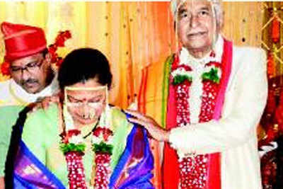 Seema and Ramesh Deo celebrated golden jubilee anniversary in Mumbai