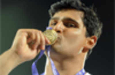 Vikas Gowda throws golden delight for India